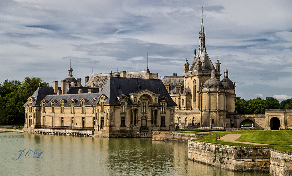 Les douves et le Chateau de Chantilly.